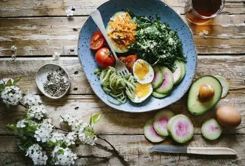 How many calories a day to lose weight