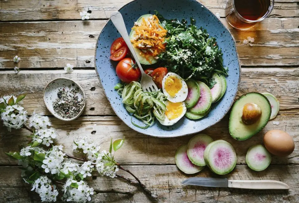 How many calories a day to lose weight, the UK benchmark